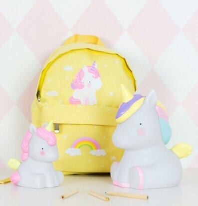 Bild av lekfull miljö med enhörningar och ryggsäck