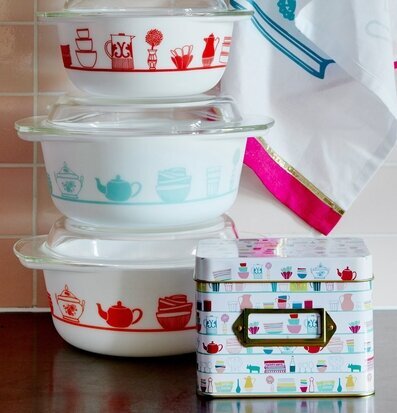 Bild av färgglada köksporslin och förvaringslösningar