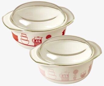 Bild på stilrena ugnsformar med glaslock och rött mönster