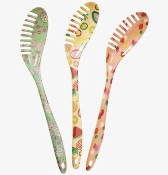 Bild av färgglada och dekorativa pastaslevar i köket