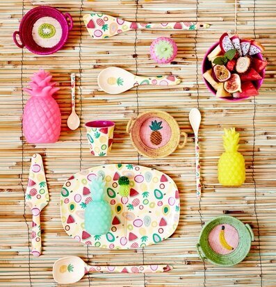 Bild av färgglada och lekfulla köksredskap och dekorationer