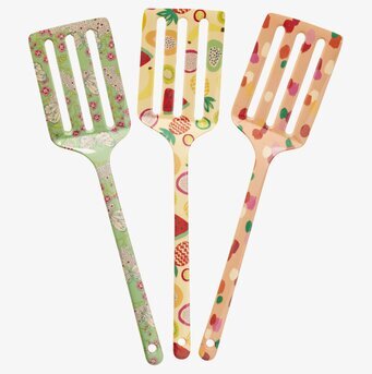 Bild av tre färgglada stekspadar med lekfull design