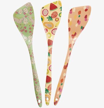 Bild av tre färgglada stekspadar med unika mönster