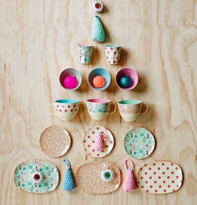 Bild av färgglad julinredning med koppar och skålar