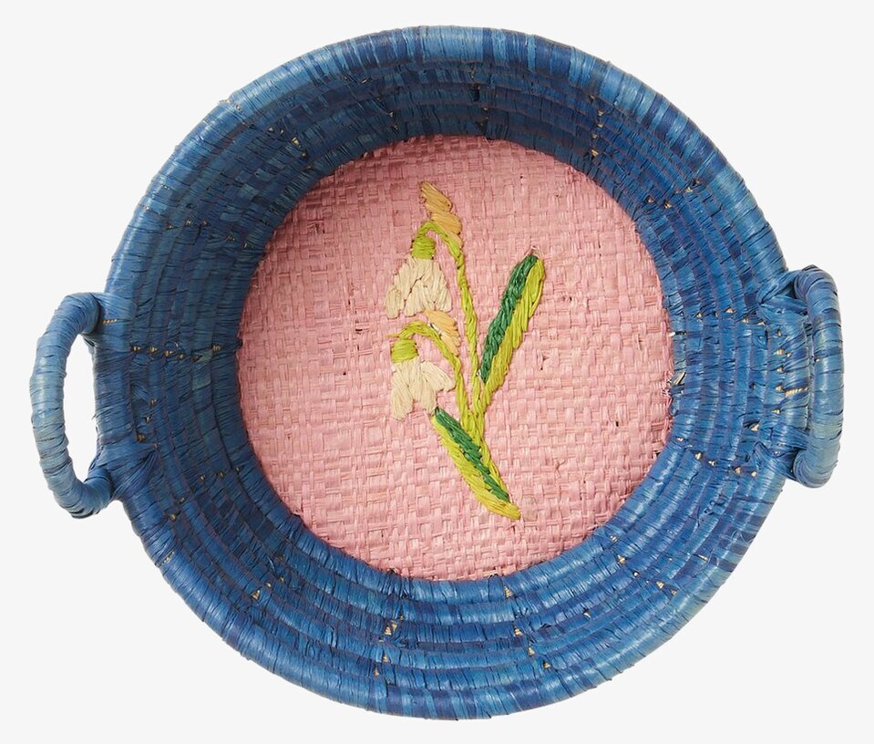 Bild av rund blå minikorg i vävd raffia med snödroppe
