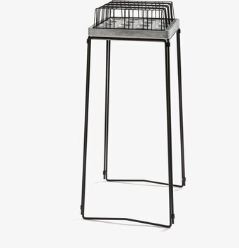 Bild av ett svart stativ med stilren och funktionell design