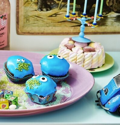 Bild av färgglad och lekfull festdukning med bakverk