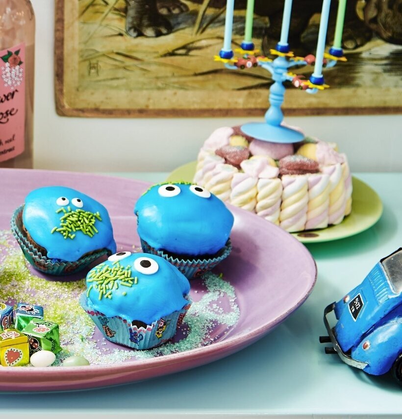 Baktillbehör Sugar Moustaches från Rice på färgglada cupcakes