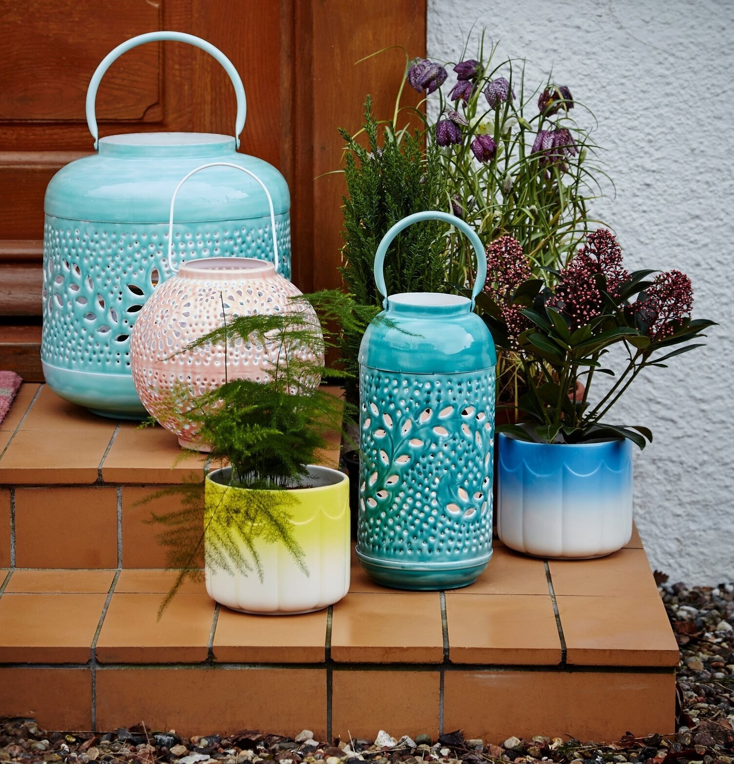 Bild av en mysig och färgglad uteplats med lanternor