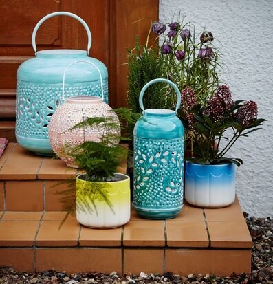 Bild av en mysig och färgglad uteplats med lanternor