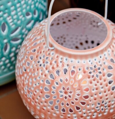 Bild av detaljrik lanterna i korallfärg och mönster