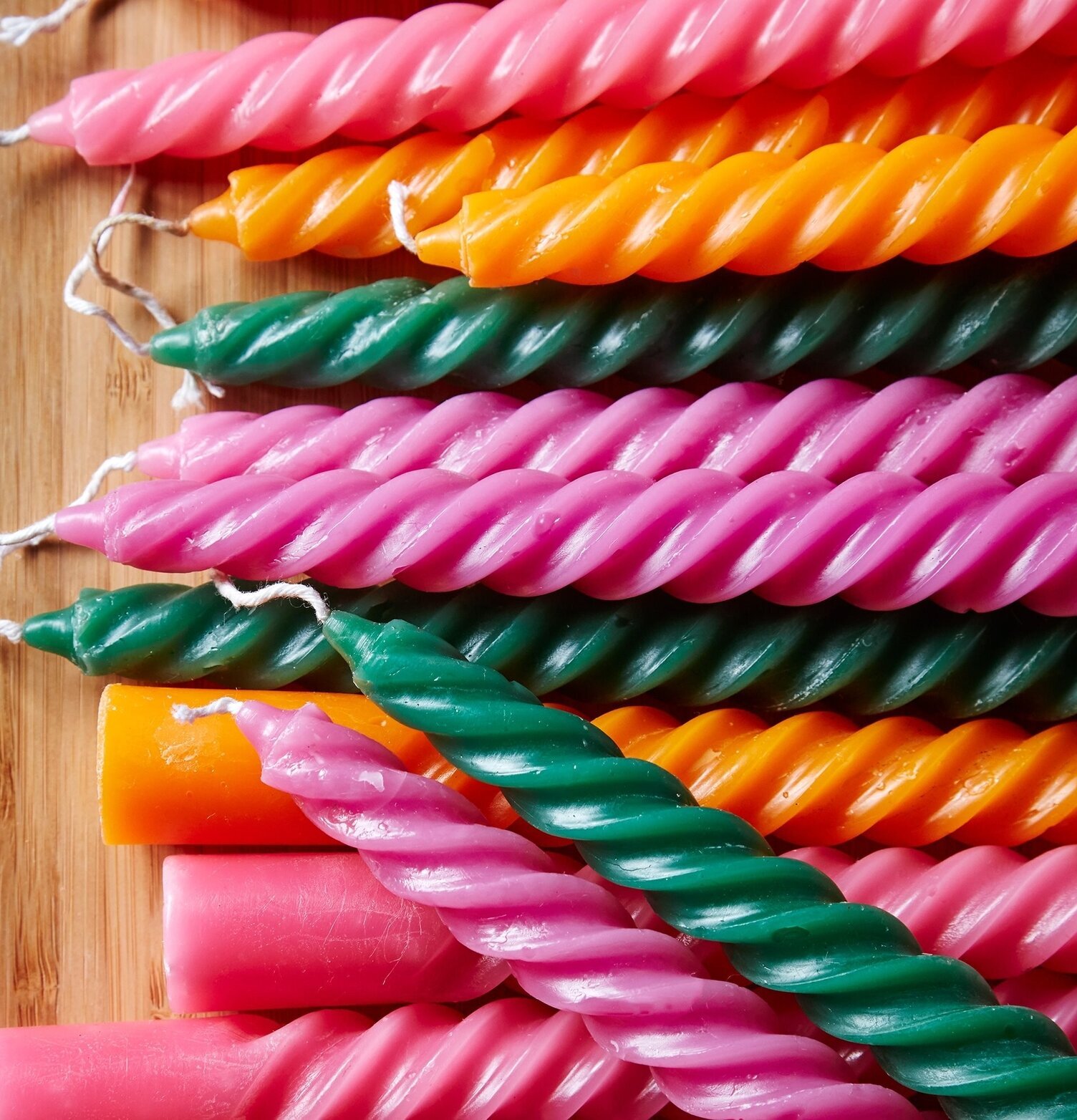 Bild av färgglada tvinnade stearinljus i olika färger