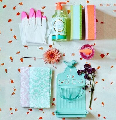 Bild av färgglada och praktiska städartiklar i harmoni