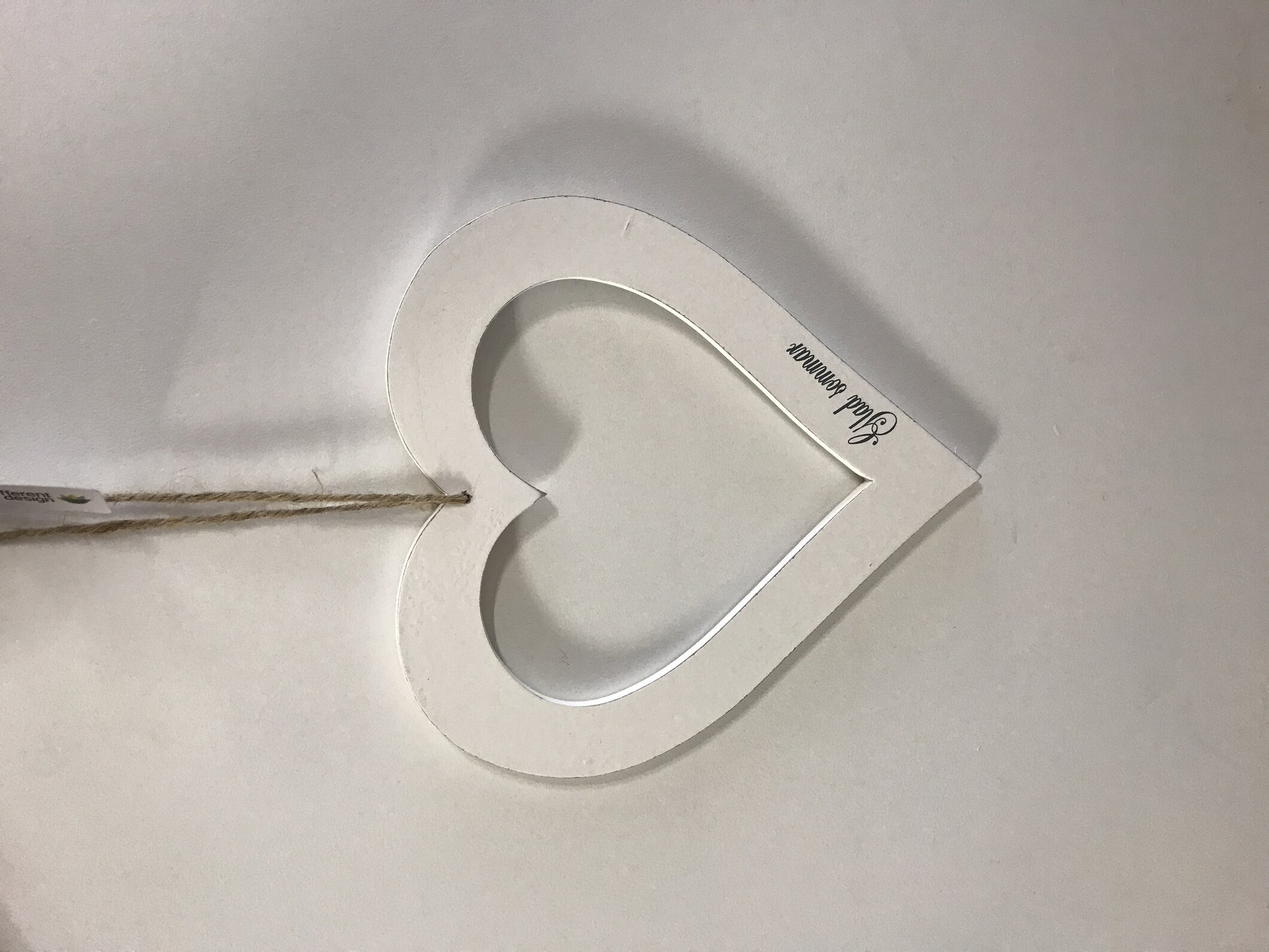 Hjärta Glad Sommar från Different Design i vitt trämaterial