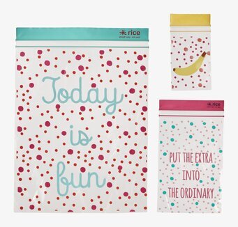 Bild av färgglada plastpåsar med inspirerande texter