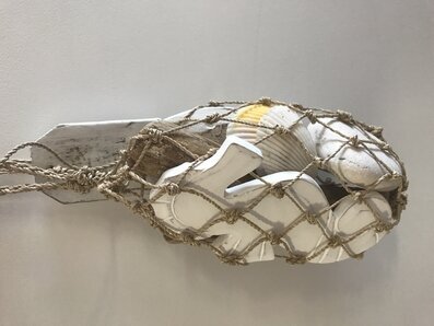 Bild av dekorativ väggdekoration med snäckor och pinnar