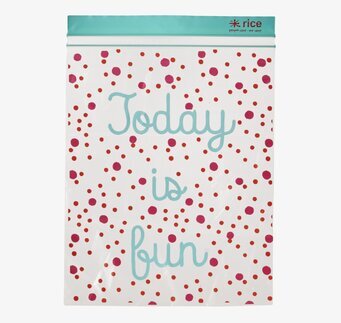 Foto av lekfulla ziplock-påsar med färgglada mönster