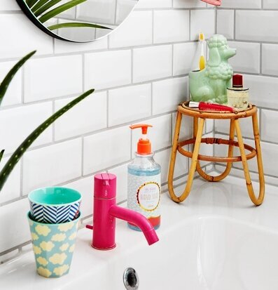 Foto av färgglatt och stilrent badrum med detaljer