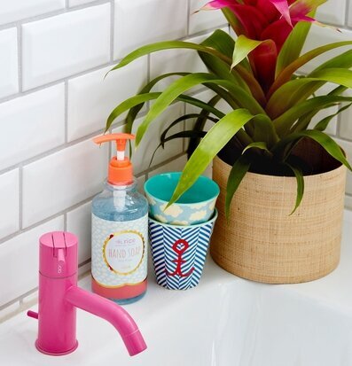 Bild av ett ljust och inbjudande badrum med detaljer