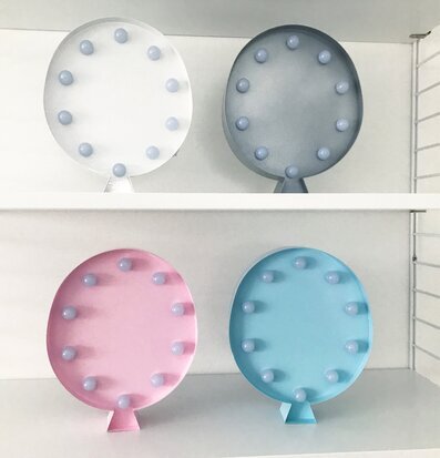 Bild av fyra dekorativa LED-ballonglampor i olika färger