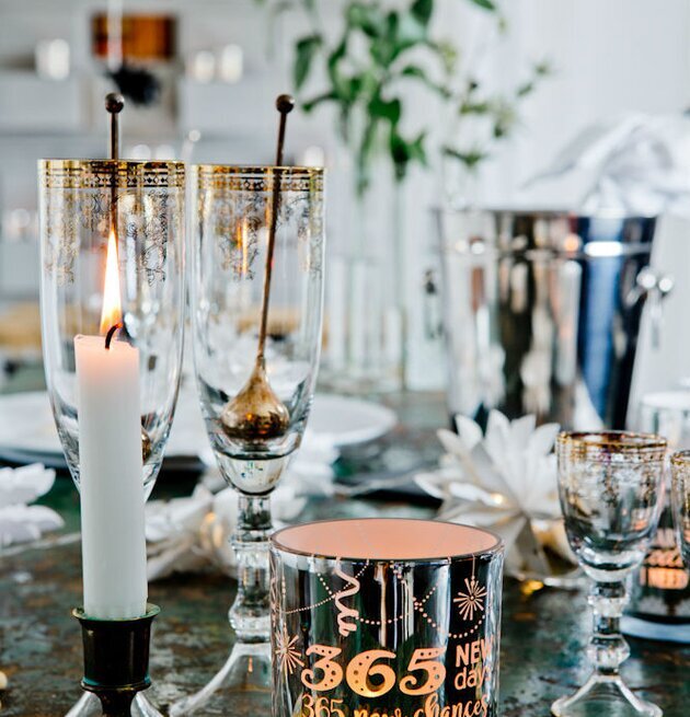 Bild av smakfullt dukat bord med glaslykta och ljusstake