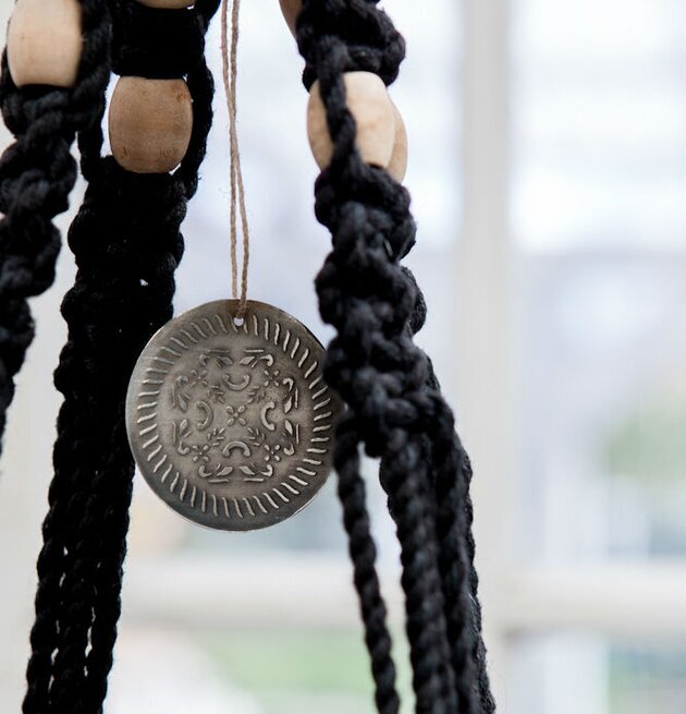 Makrame Hängande Glasvas/Lykta från Majas Cottage i fönster