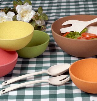 Salladsskål från Zuperzozial fylld med färgglada grönsaker