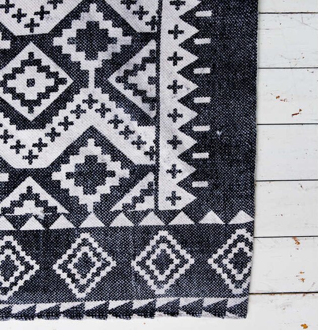 Matta Aztec Tribes från Majas Cottage på vitmålat trägolv