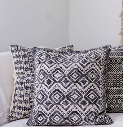 Bild av kuddfodral med aztekiskt mönster i svartvitt