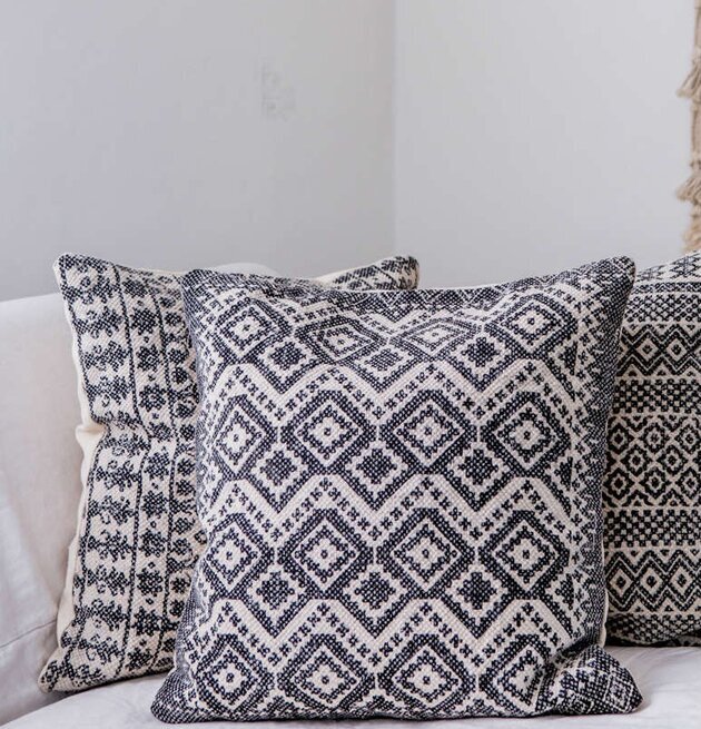 Bild av kuddfodral med aztekiskt mönster i svartvitt
