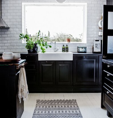 Bild av smakfullt kök med modern och traditionell stil