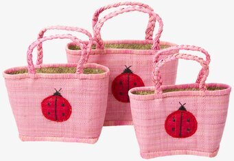 Bild av rosa väskor med nyckelpigemotiv och flätade handtag