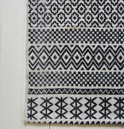 Foto av matta med geometriska mönster och kontraster