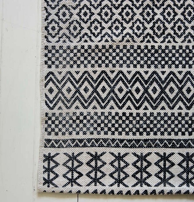 Foto av matta med geometriska mönster och kontraster