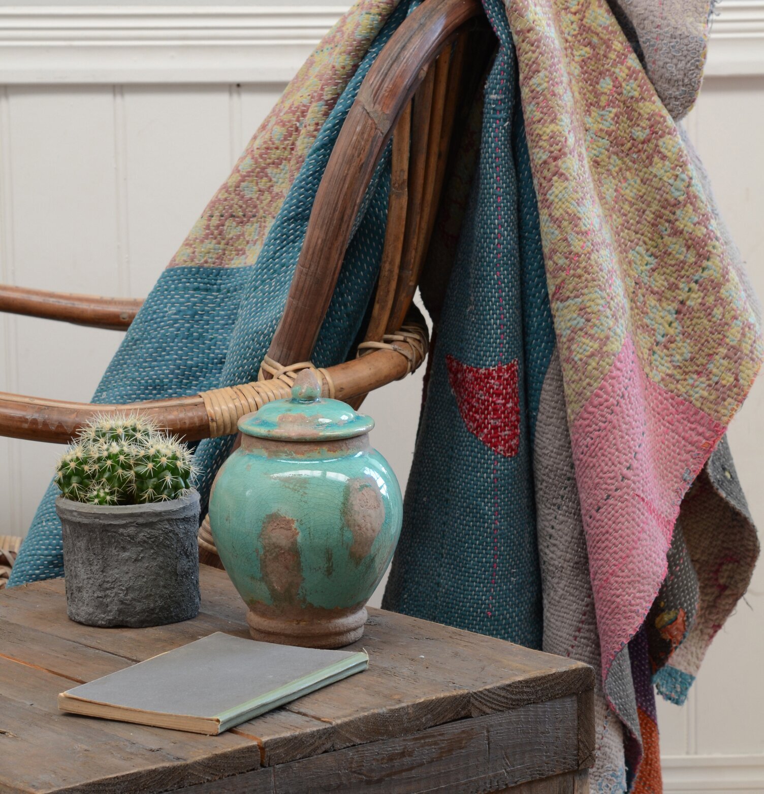 Pläd Sari - IB Laursen på rustik stol med keramik och kaktus