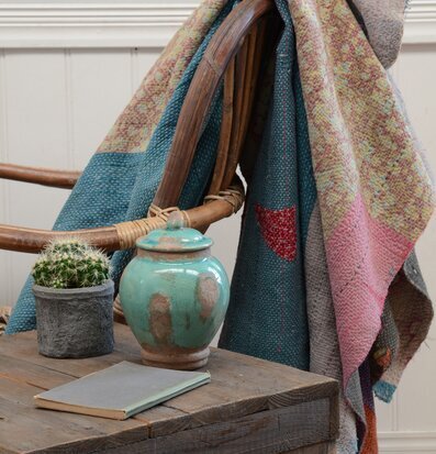 Bild av stilfull inredning med pläd och rustik känsla