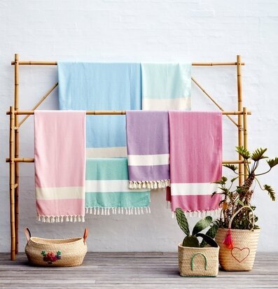 Bild av färgglada handdukar och korgar i bambuställning