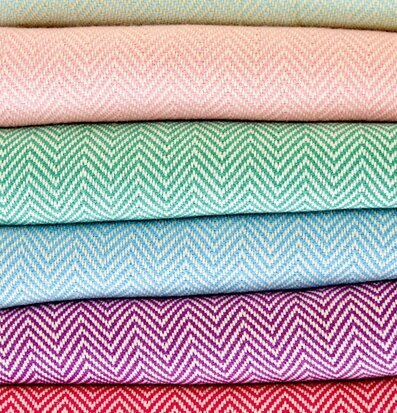 Bild av färgglada Hamam-handdukar i olika nyanser