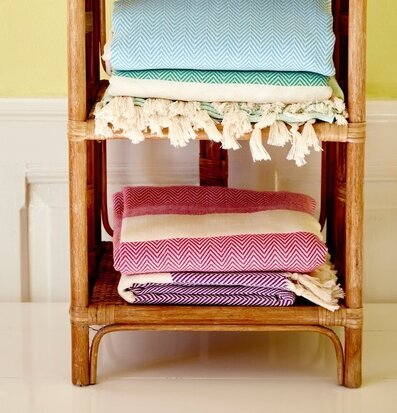 Bild av eleganta handdukar på rustik hylla