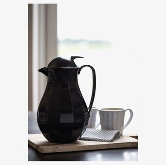 Bild av elegant termos med modern och tidlös design