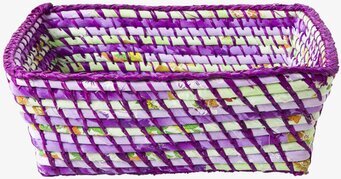 Bild av färgglad och randig brödkorg med raffiaväv