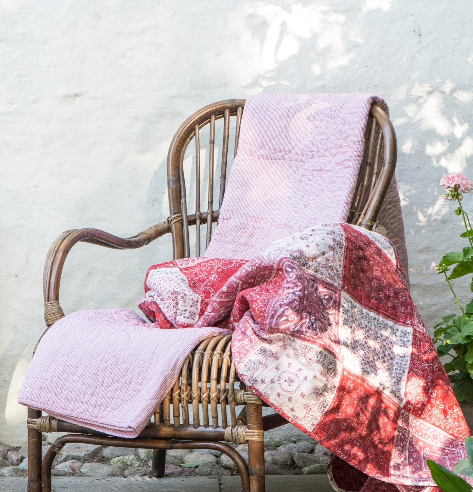 Pläd Patchwork Röd från IB Laursen på rottingstol utomhus