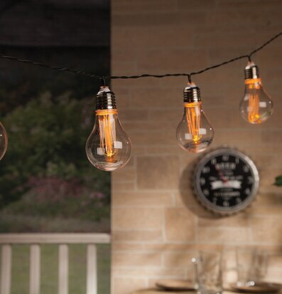 Bild av ljusslinga som skapar mysig utomhusmiljö