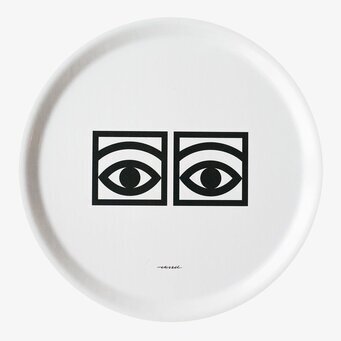 Foto av stilren och detaljrik bricka med ögonmotiv