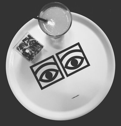 Bild av elegant bricka med grafisk design och dryck