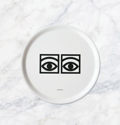Bild av rund bricka med stilren och minimalistisk design