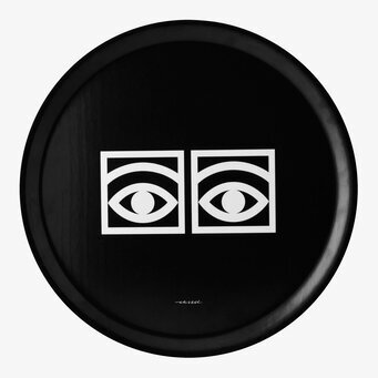 Bild av stilren svart bricka med grafiskt ögonmotiv