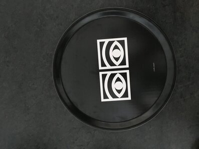 Bild av stilren och tidlös bricka i svartvitt design