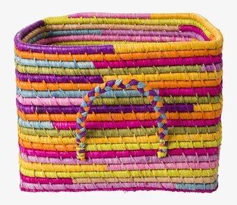 Bild av färgglad raffiakorg med praktiskt handtag