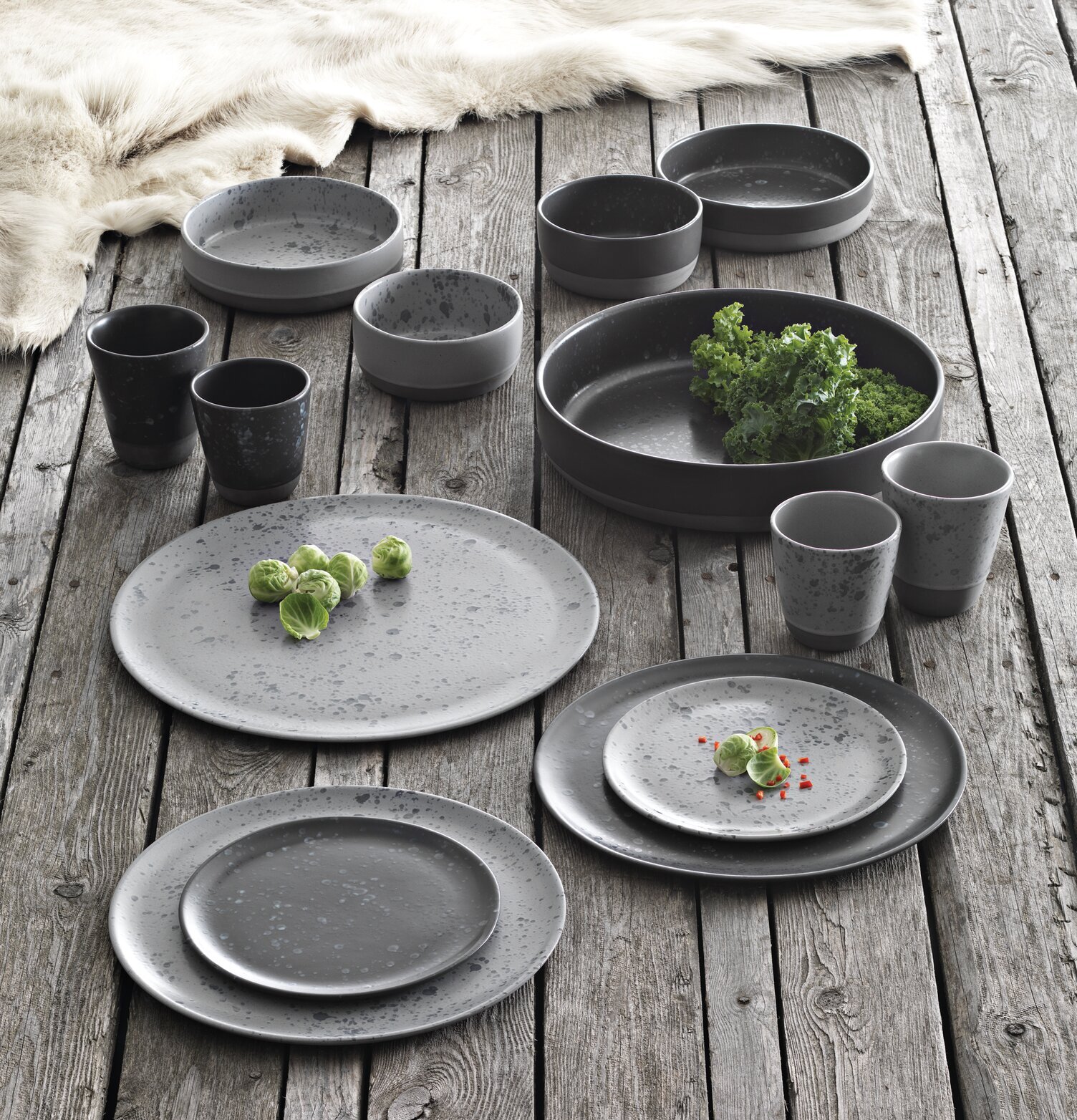 Bild av grå stengodsservis med rustik och modern stil